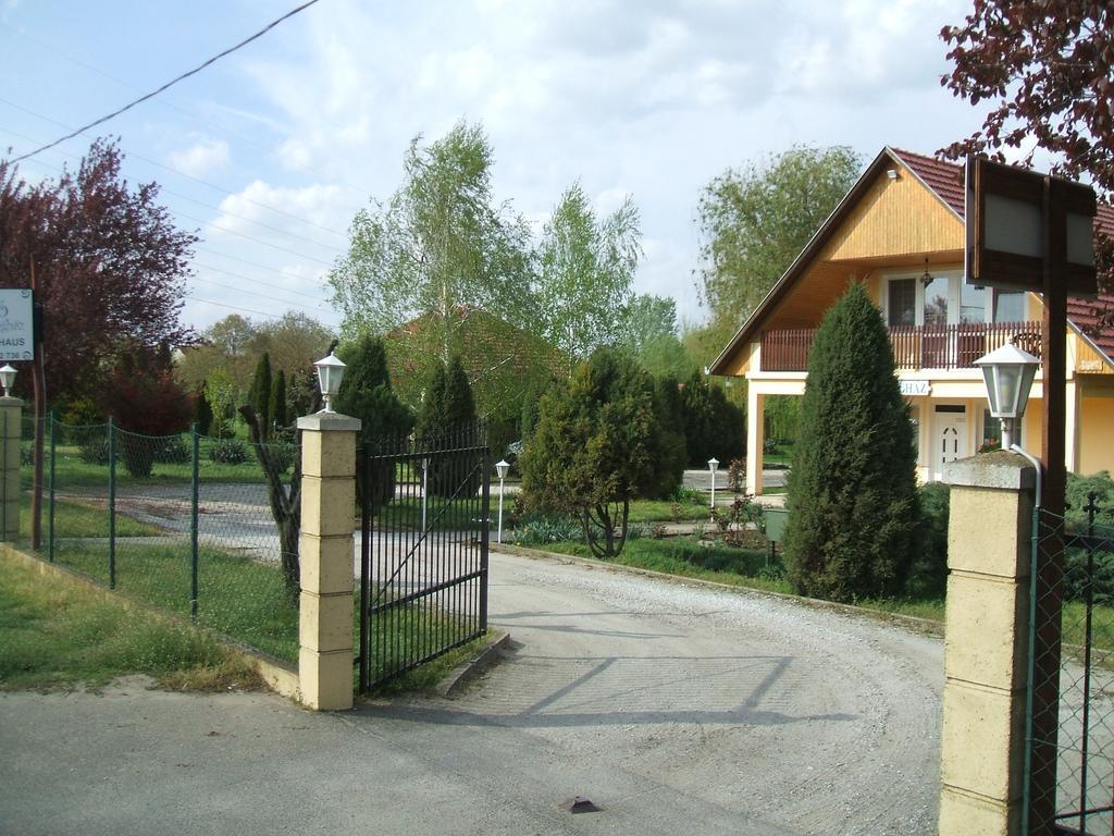 To Vendeghaz Hotel Debrecen Eksteriør billede
